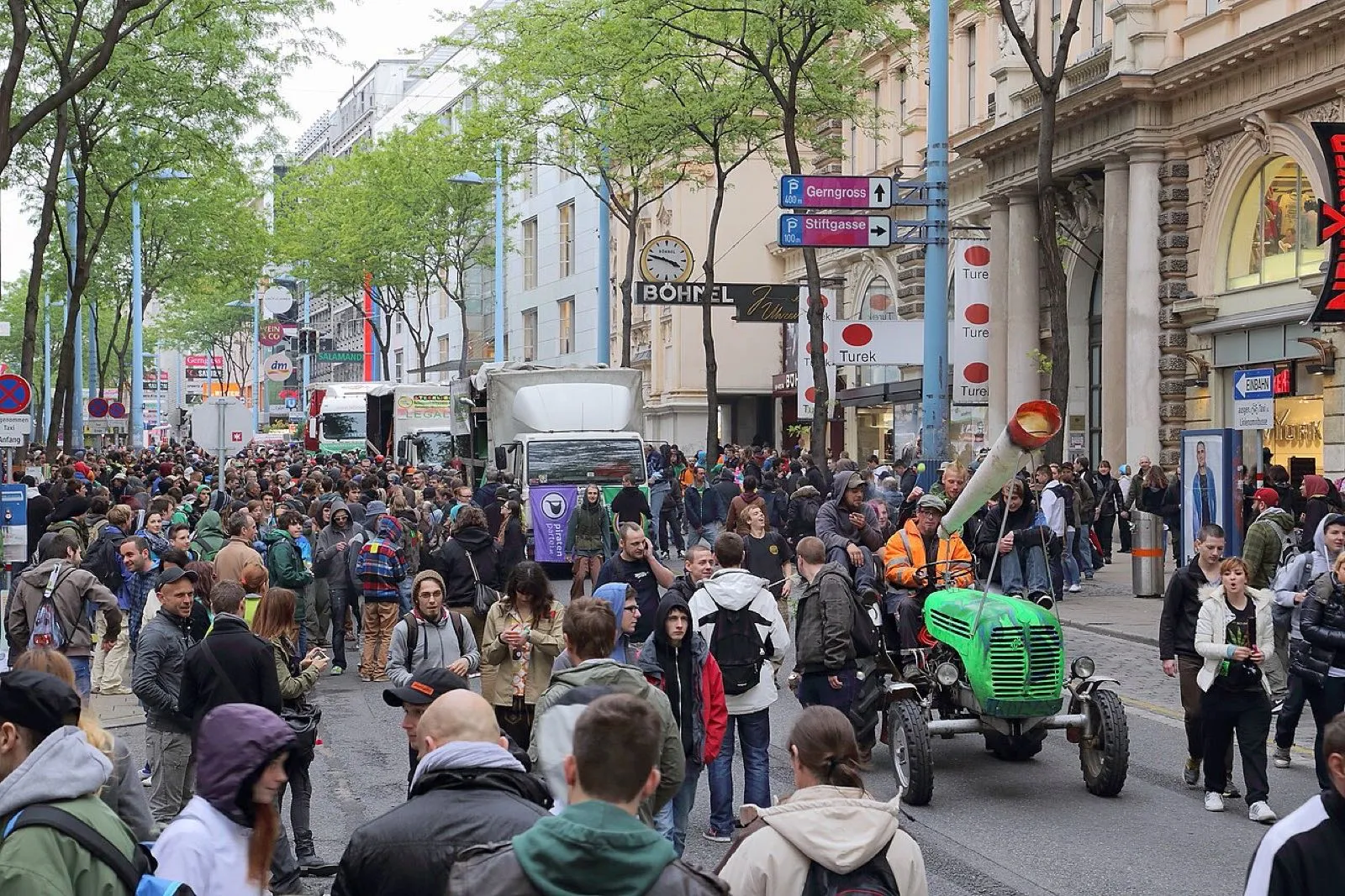 A crowd of marchers on a shopping street in Vienna